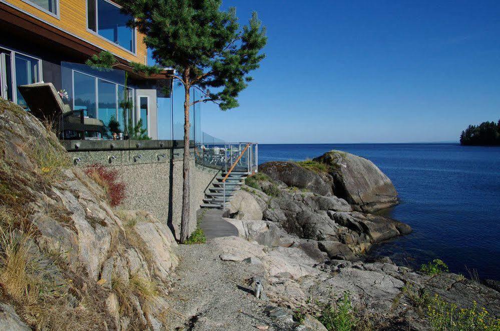 Pointhouse Suites On Sargeant Bay Halfmoon Bay Exterior photo